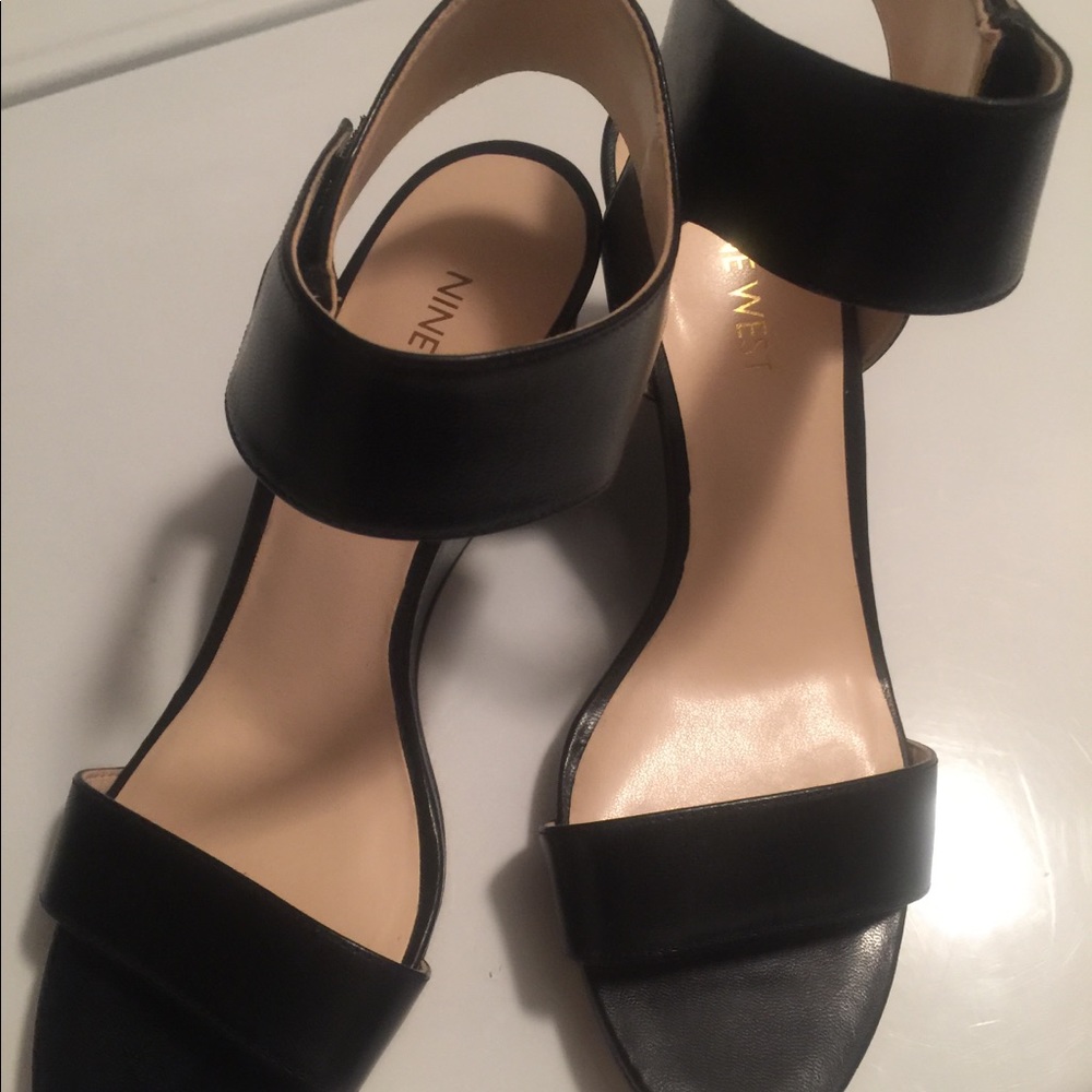 Black leather Nine West wedges